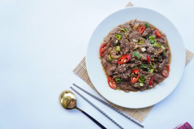 Bulgogi, soslu ve baharatlı sığır etinden yapılan bir Kore yemeğidir. beyaz arkaplan