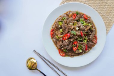 Bulgogi, soslu ve baharatlı sığır etinden yapılan bir Kore yemeğidir. beyaz arkaplan