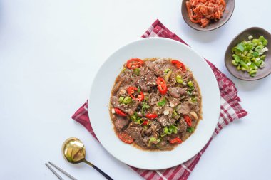 Bulgogi, soslu ve baharatlı sığır etinden yapılan bir Kore yemeğidir. beyaz arkaplan