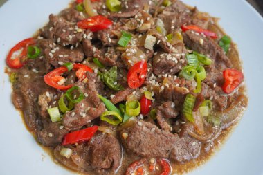Bulgogi, soslu ve baharatlı sığır etinden yapılan bir Kore yemeğidir. beyaz arkaplan