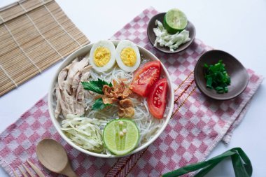 Soto ayam bening ya da tavuk çorbası, Endonezya 'nın pirinç, tavuk suyu, doğranmış tavuk, haşlanmış yumurta, pirinç, lahana, vermicelli, domates, kereviz ve limondan yapılır.