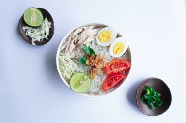 Soto ayam bening ya da tavuk çorbası, Endonezya 'nın pirinç, tavuk suyu, doğranmış tavuk, haşlanmış yumurta, pirinç, lahana, vermicelli, domates, kereviz ve limondan yapılır.