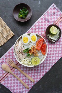 Soto ayam bening ya da tavuk çorbası, Endonezya 'nın pirinç, tavuk suyu, doğranmış tavuk, haşlanmış yumurta, pirinç, lahana, vermicelli, domates, kereviz ve limondan yapılır.