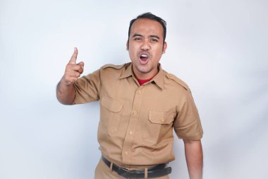 Asyalı devlet memurları ya da devlet memurları kahverengi üniformalı adamlardır. Sinirli hareketler vuracak, tokat. Beyaz arka planda. Endonezya PNS, ASN