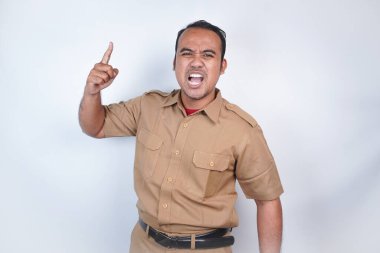 Asyalı devlet memurları ya da devlet memurları kahverengi üniformalı adamlardır. Sinirli hareketler vuracak, tokat. Beyaz arka planda. Endonezya PNS, ASN