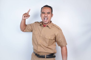 Asyalı devlet memurları ya da devlet memurları kahverengi üniformalı adamlardır. Sinirli hareketler vuracak, tokat. Beyaz arka planda. Endonezya PNS, ASN