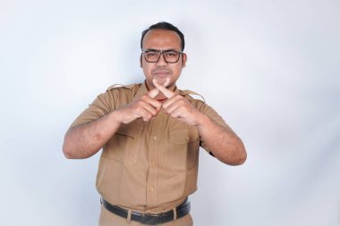 Asyalı devlet memurları ya da devlet memurları kahverengi üniformalı adamlardır. Jest, reddedilme ya da içki yasağı. Beyaz arka planda. Endonezya PNS, ASN