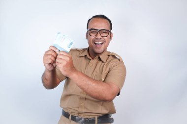 Asyalı devlet memurları ya da devlet memurları kahverengi üniformalı adamlardır. Para kazanmaktan, maaş almaktan, vergi almaktan mutluluk duyardı. Beyaz arka planda. Endonezya PNS, ASN