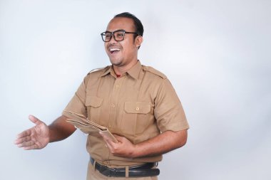 Asyalı devlet memurları ya da devlet memurları kahverengi üniformalı adamlardır. El sıkışın ve belgelerinizi getirin. Beyaz arka planda. Endonezya PNS, ASN