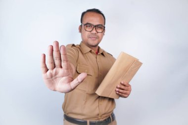 Asyalı devlet memurları ya da devlet memurları kahverengi üniformalı adamlardır. El kol hareketleri önemli belgeler sağlar. Beyaz arka planda. Endonezya PNS, ASN