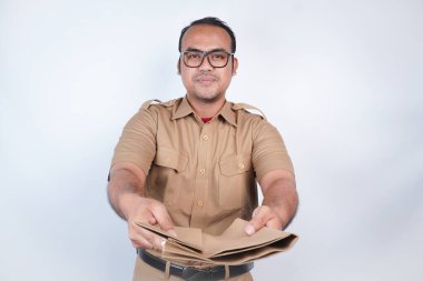 Asyalı devlet memurları ya da devlet memurları kahverengi üniformalı adamlardır. El kol hareketleri önemli belgeler sağlar. Beyaz arka planda. Endonezya PNS, ASN