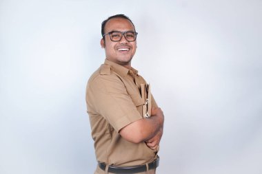 Asyalı devlet memurları ya da devlet memurları kahverengi üniformalı adamlardır. Belge getirmek. - Evet. Beyaz arka planda. Endonezya PNS, ASN