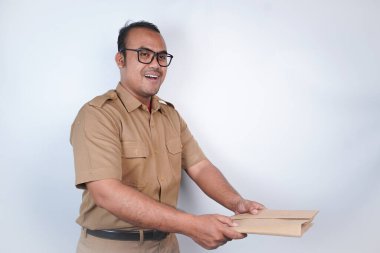 Asyalı devlet memurları ya da devlet memurları kahverengi üniformalı adamlardır. El kol hareketleri önemli belgeler sağlar. Beyaz arka planda. Endonezya PNS, ASN