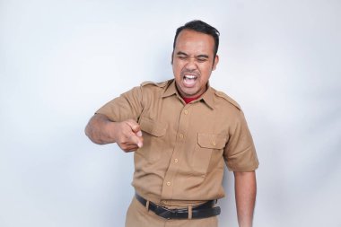 Asyalı devlet memurları ya da devlet memurları kahverengi üniformalı adamlardır. Sinirli hareketler vuracak, tokat. Beyaz arka planda. Endonezya PNS, ASN