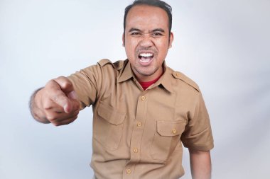 Asyalı devlet memurları ya da devlet memurları kahverengi üniformalı adamlardır. Sinirli hareketler vuracak, tokat. Beyaz arka planda. Endonezya PNS, ASN