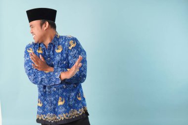 Kapri Blue Batik üniforması giyen bir devlet çalışanı PNS, ASN devlet memuru konseptini reddediyor..