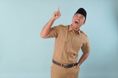 Haki üniformalı bir hükümet çalışanı fotokopi alanına işaret ederek bir PNS, ASN devlet memuru konsepti veriyor.