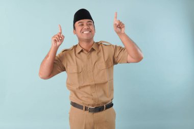 Haki üniformalı bir hükümet çalışanı fotokopi alanına işaret ederek bir PNS, ASN devlet memuru konsepti veriyor.