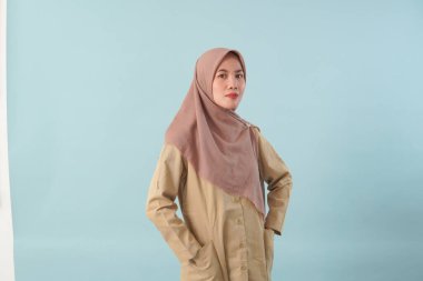 Haki üniformalı, gülümseyen bir devlet çalışanı. Resmi PNS, ASN devlet memuru konsepti..