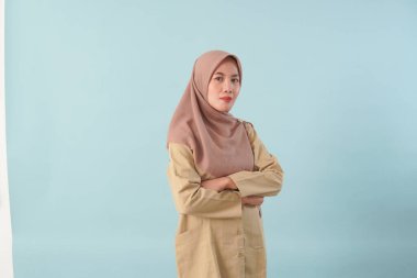 Haki üniformalı, gülümseyen bir devlet çalışanı. Resmi PNS, ASN devlet memuru konsepti..