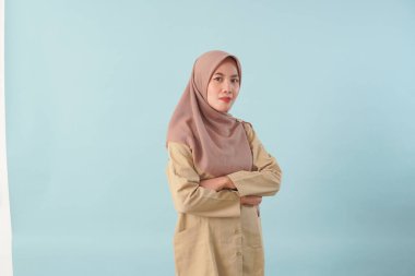 Haki üniformalı, gülümseyen bir devlet çalışanı. Resmi PNS, ASN devlet memuru konsepti..