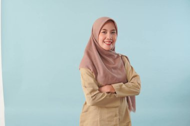 Haki üniformalı, gülümseyen bir devlet çalışanı. Resmi PNS, ASN devlet memuru konsepti..