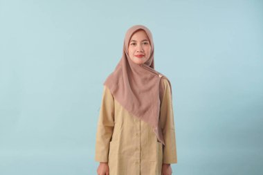 Haki üniformalı, gülümseyen bir devlet çalışanı. Resmi PNS, ASN devlet memuru konsepti..