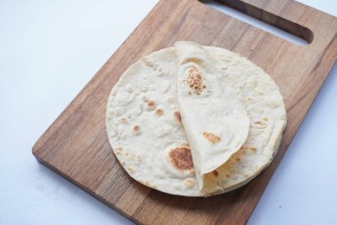 Un Tortilla Paketleri Ev yapımı buğday tortillası, Pita ekmeği, tortilla, masada pişirmek için malzemeli pide. Üst Manzara. Ev yapımı yemek kavramı..