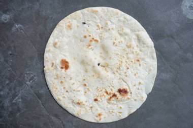 Un Tortilla Paketleri Ev yapımı buğday tortillası, Pita ekmeği, tortilla, masada pişirmek için malzemeli pide. Üst Manzara. Ev yapımı yemek kavramı..