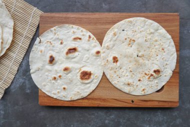 Un Tortilla Paketleri Ev yapımı buğday tortillası, Pita ekmeği, tortilla, masada pişirmek için malzemeli pide. Üst Manzara. Ev yapımı yemek kavramı..