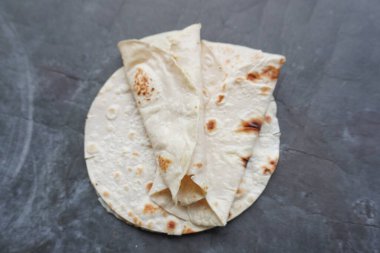 Un Tortilla Paketleri Ev yapımı buğday tortillası, Pita ekmeği, tortilla, masada pişirmek için malzemeli pide. Üst Manzara. Ev yapımı yemek kavramı..