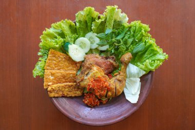 Ayam penyet, Endonezya 'da tavuk, salatalık dilimi, kızarmış tempeh, marul, sambal ve biber ile servis edilen bir kızarmış tavuk çeşididir.