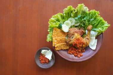 Ayam penyet, Endonezya 'da kızarmış tavuk çeşididir ve tavuk, salatalık dilimi, kızarmış tempo, marul, sambal ve biber ile servis edilir.