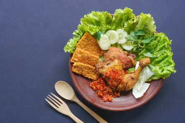 Ayam penyet, Endonezya 'da kızarmış tavuk çeşididir ve tavuk, salatalık dilimi, kızarmış tempo, marul, sambal ve biber ile servis edilir.