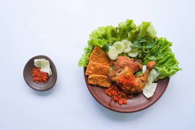 Ayam penyet, Endonezya 'da kızarmış tavuk çeşididir ve tavuk, salatalık dilimi, kızarmış tempo, marul, sambal ve biber ile servis edilir.