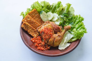 Ayam penyet, Endonezya 'da kızarmış tavuk çeşididir ve ezilmiş tavuk, sambal ve chili tarafından servis edilir.