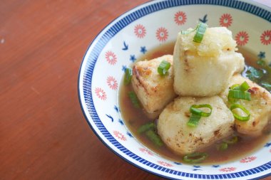 Agedashi Tofu, Japonya 'dan gelen baharatlı bir tofu yemeğidir. İpek tofu ya da ipek fasulye, kinugoshi, doğranır ve sonra patates nişastası ya da mısır nişastası serpiştirilir..