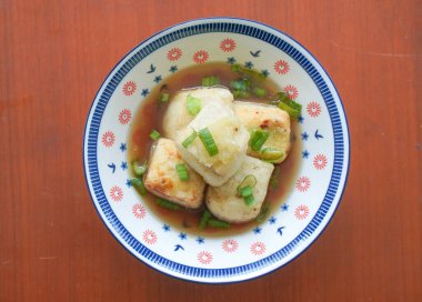 Agedashi Tofu, Japonya 'dan gelen baharatlı bir tofu yemeğidir. İpek tofu ya da ipek fasulye, kinugoshi, doğranır ve sonra patates nişastası ya da mısır nişastası serpiştirilir..