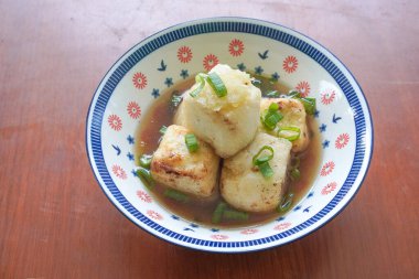 Agedashi Tofu, Japonya 'dan gelen baharatlı bir tofu yemeğidir. İpek tofu ya da ipek fasulye, kinugoshi, doğranır ve sonra patates nişastası ya da mısır nişastası serpiştirilir..