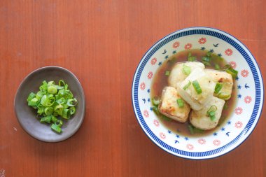 Agedashi Tofu, Japonya 'dan gelen baharatlı bir tofu yemeğidir. İpek tofu ya da ipek fasulye, kinugoshi, doğranır ve sonra patates nişastası ya da mısır nişastası serpiştirilir..