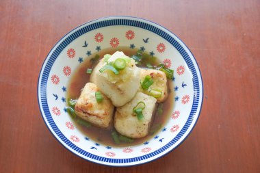 Agedashi Tofu, Japonya 'dan gelen baharatlı bir tofu yemeğidir. İpek tofu ya da ipek fasulye, kinugoshi, doğranır ve sonra patates nişastası ya da mısır nişastası serpiştirilir..