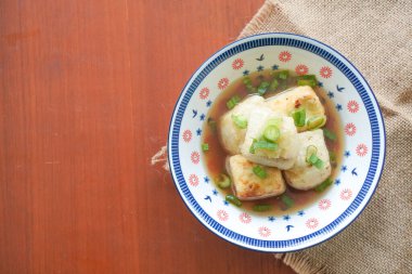 Agedashi Tofu, Japonya 'dan gelen baharatlı bir tofu yemeğidir. İpek tofu ya da ipek fasulye, kinugoshi, doğranır ve sonra patates nişastası ya da mısır nişastası serpiştirilir..
