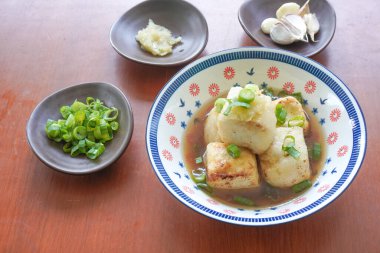 Agedashi Tofu, Japonya 'dan gelen baharatlı bir tofu yemeğidir. İpek tofu ya da ipek fasulye, kinugoshi, doğranır ve sonra patates nişastası ya da mısır nişastası serpiştirilir..