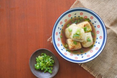 Agedashi Tofu, Japonya 'dan gelen baharatlı bir tofu yemeğidir. İpek tofu ya da ipek fasulye, kinugoshi, doğranır ve sonra patates nişastası ya da mısır nişastası serpiştirilir..