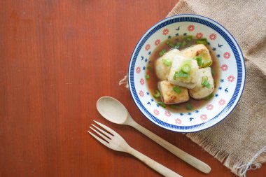 Agedashi Tofu, Japonya 'dan gelen baharatlı bir tofu yemeğidir. İpek tofu ya da ipek fasulye, kinugoshi, doğranır ve sonra patates nişastası ya da mısır nişastası serpiştirilir..