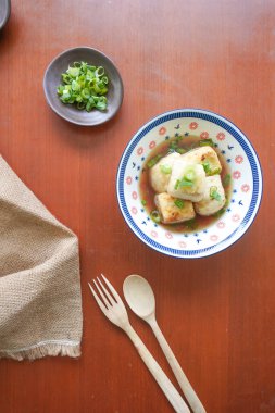 Agedashi Tofu, Japonya 'dan gelen baharatlı bir tofu yemeğidir. İpek tofu ya da ipek fasulye, kinugoshi, doğranır ve sonra patates nişastası ya da mısır nişastası serpiştirilir..