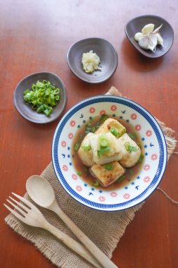 Agedashi Tofu, Japonya 'dan gelen baharatlı bir tofu yemeğidir. İpek tofu ya da ipek fasulye, kinugoshi, doğranır ve sonra patates nişastası ya da mısır nişastası serpiştirilir..