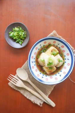 Agedashi Tofu, Japonya 'dan gelen baharatlı bir tofu yemeğidir. İpek tofu ya da ipek fasulye, kinugoshi, doğranır ve sonra patates nişastası ya da mısır nişastası serpiştirilir..