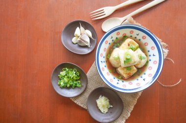 Agedashi Tofu, Japonya 'dan gelen baharatlı bir tofu yemeğidir. İpek tofu ya da ipek fasulye, kinugoshi, doğranır ve sonra patates nişastası ya da mısır nişastası serpiştirilir..