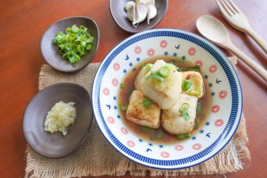 Agedashi Tofu, Japonya 'dan gelen baharatlı bir tofu yemeğidir. İpek tofu ya da ipek fasulye, kinugoshi, doğranır ve sonra patates nişastası ya da mısır nişastası serpiştirilir..
